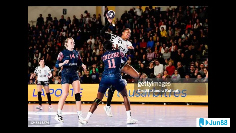 Cầu thủ của Brest dùng kỹ thuật cá nhân vượt qua cầu thủ Nantes trong trận đấu