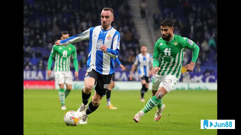 Cầu thủ của Espanyol tạt bóng vào vòng cấm Real Betis trong trận đấu