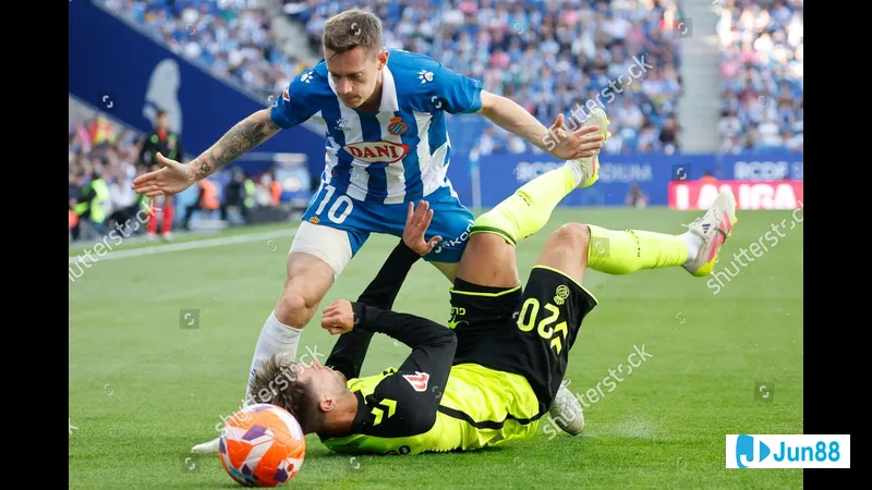 Cầu thủ của Espanyol dũng cảm chống chọi với cầu thủ của Real Betis trong trận đấu