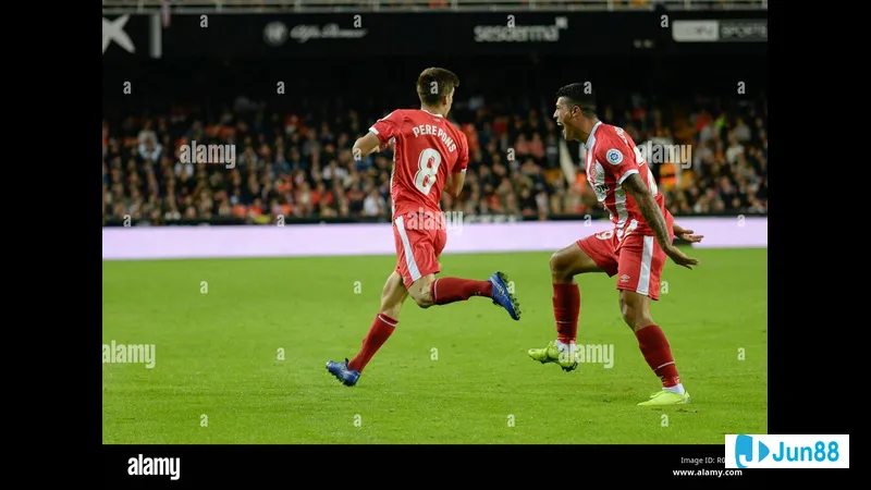 Cầu thủ Valencia dùng kỹ thuật đi bóng qua cầu thủ của Girona trong trận đấu